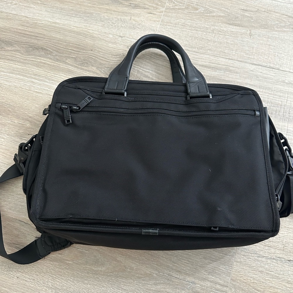 Tumi alpha 2 black expandable laptop briefcase bag 26141D2 - Picture 2 of 16